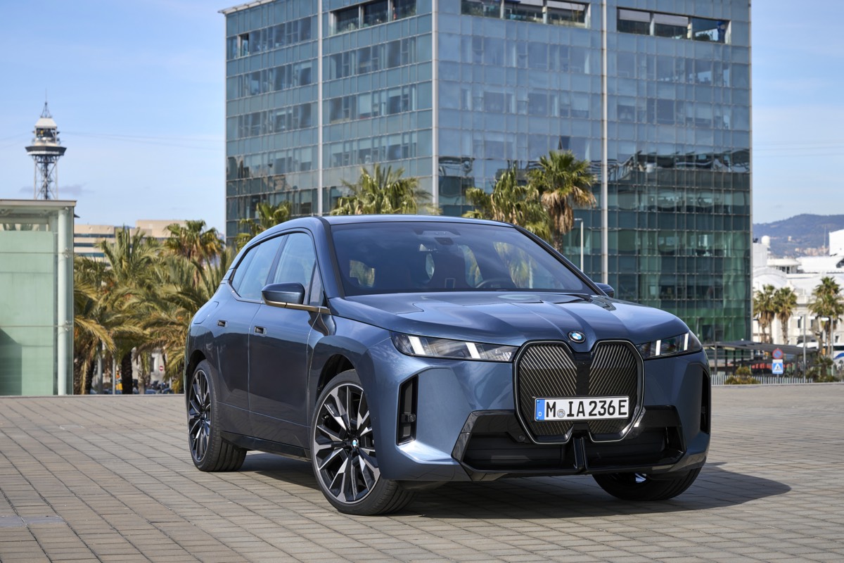 BMW iX sur les routes des Laurentides — concessionnaire BMW Ste-Agathe