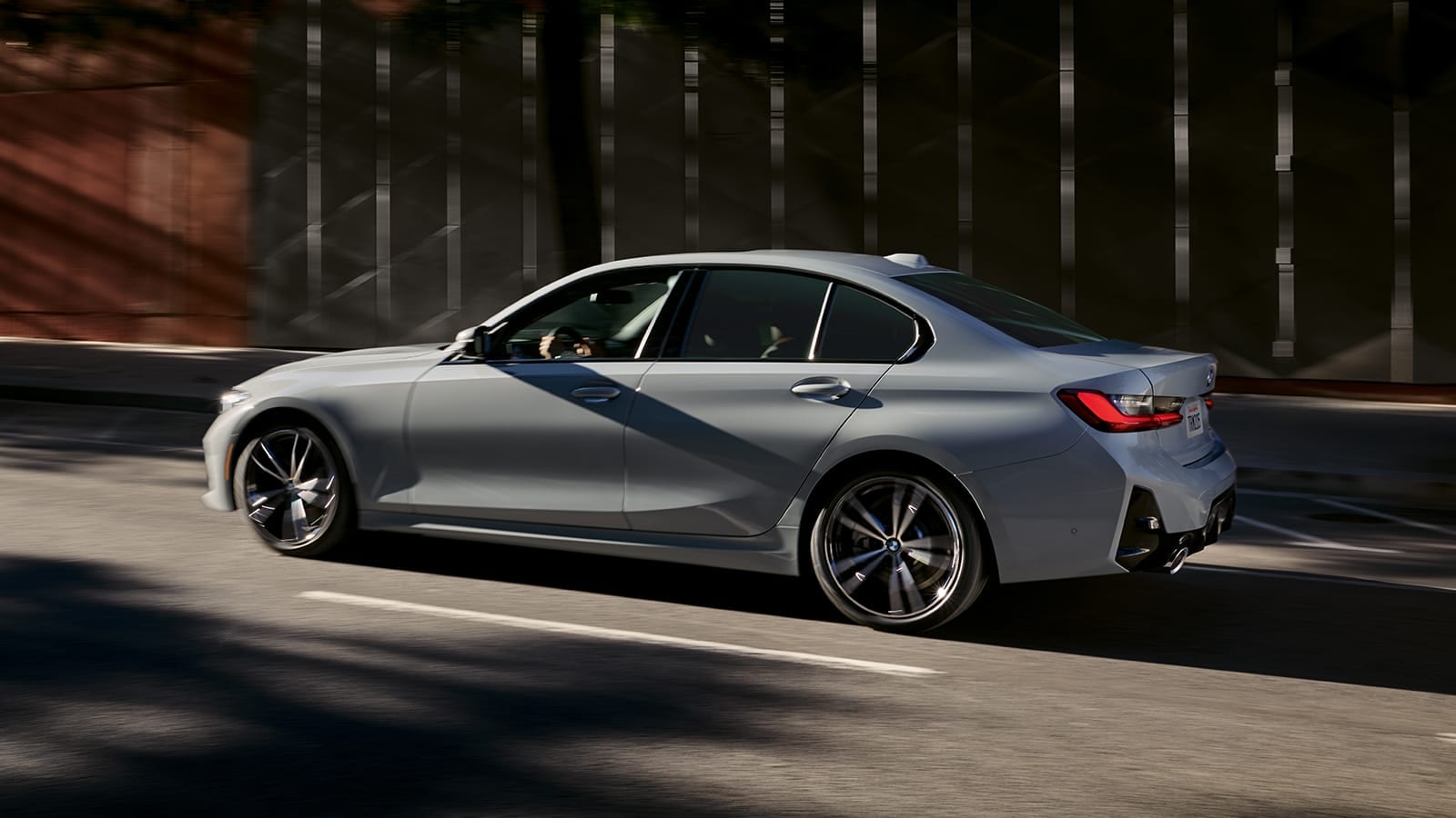BMW Série 2023 gris en action