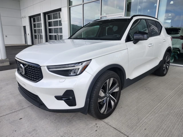 Volvo XC40 Plus Dark Theme 2023
