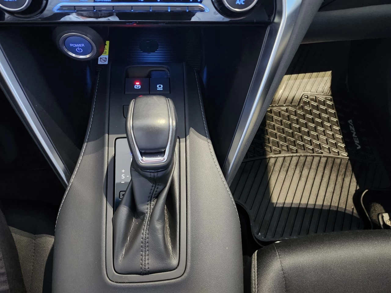 2022 Toyota Venza LE Main Image