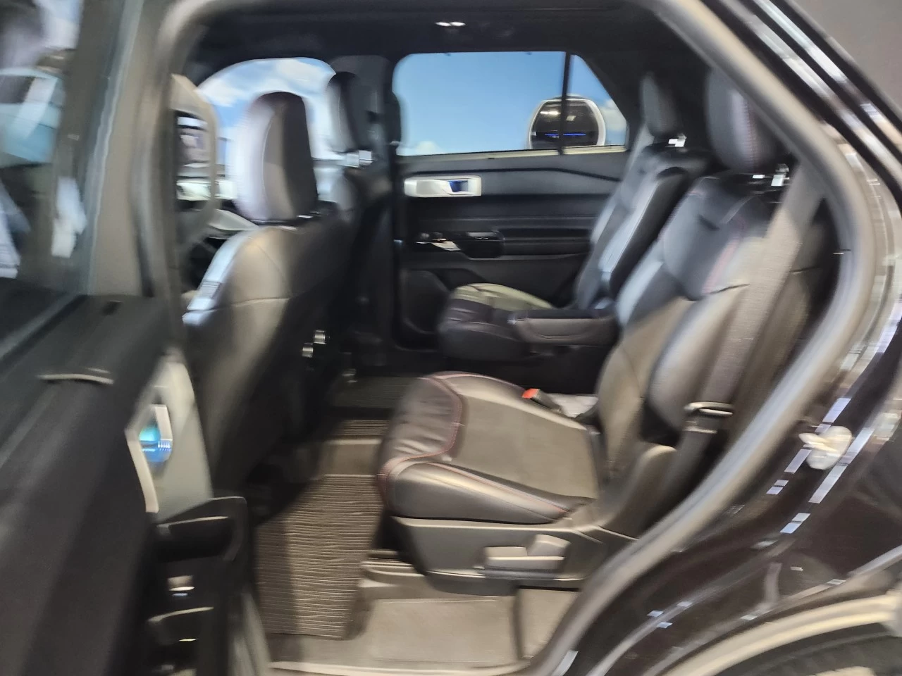 2023 Ford Explorer ST Main Image