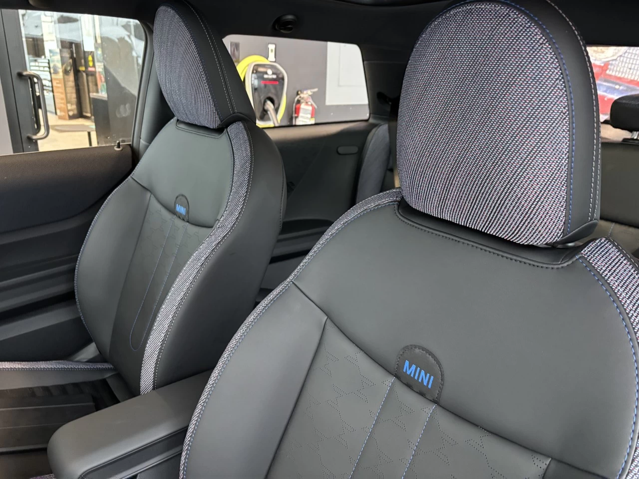 2026 MINI 3 Door Cooper C FWD Image principale