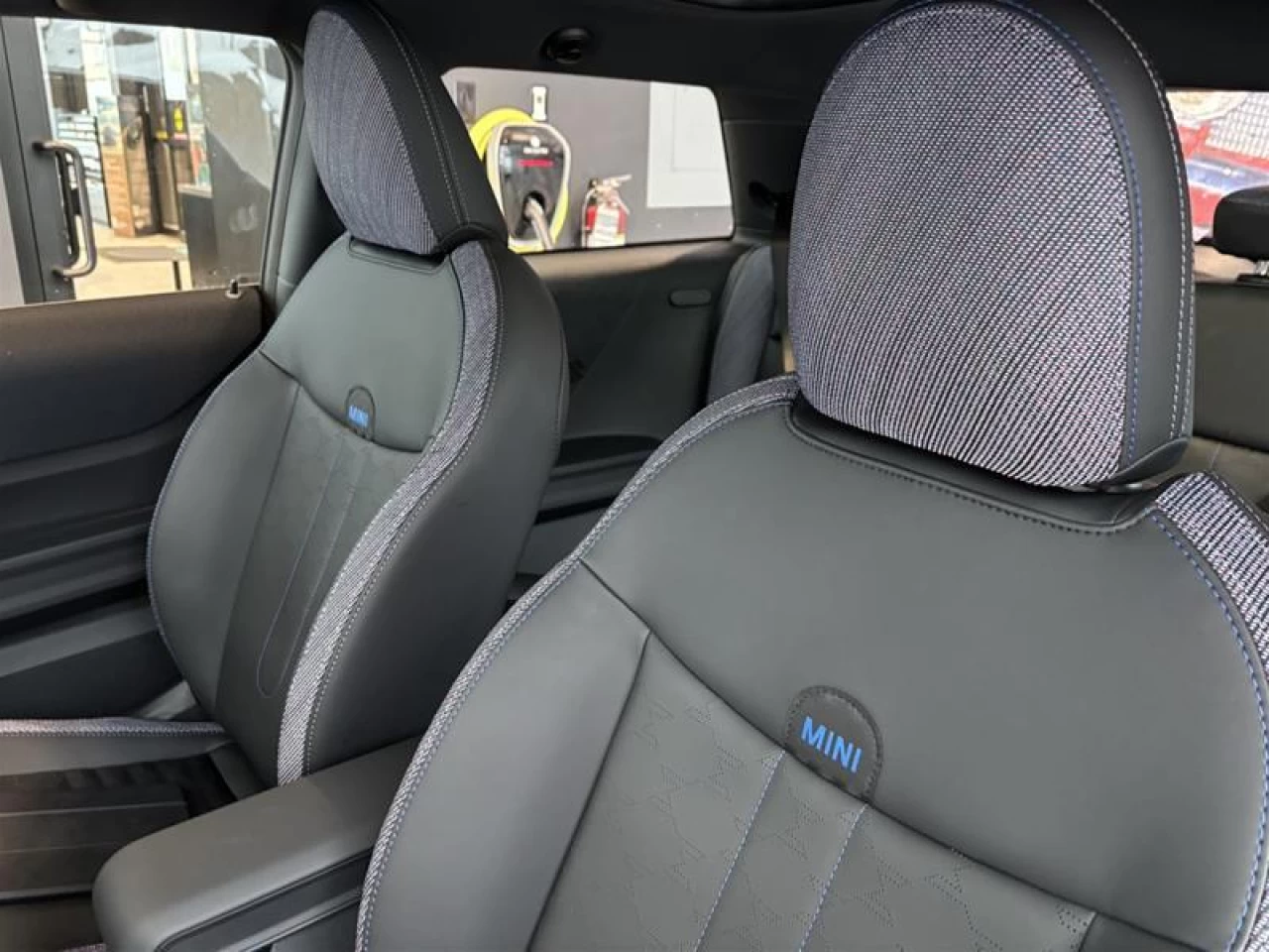 2026 MINI 3 Door Cooper C FWD Image principale