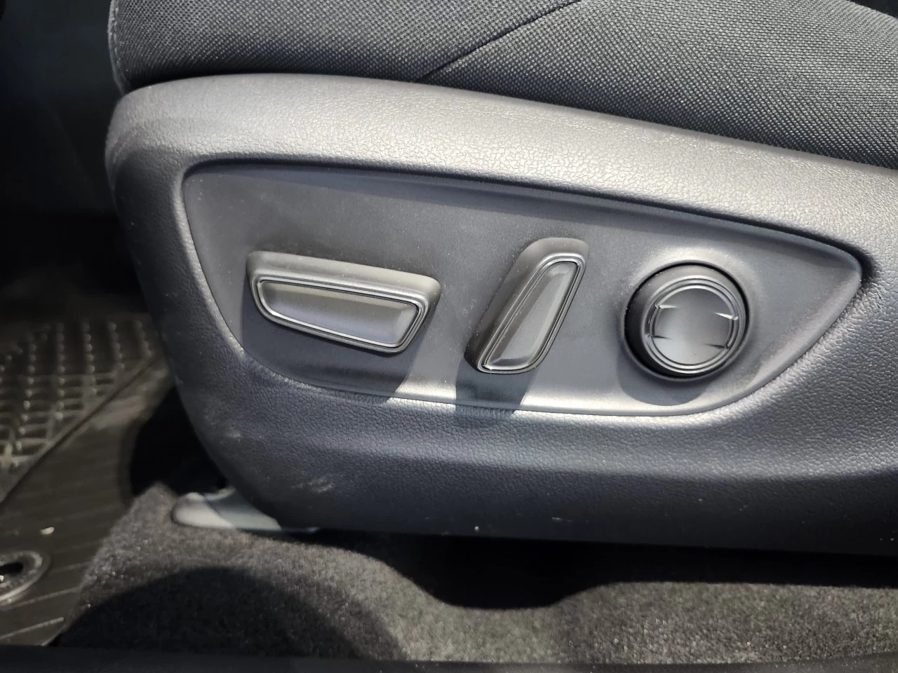 2022 Toyota Venza LE Main Image