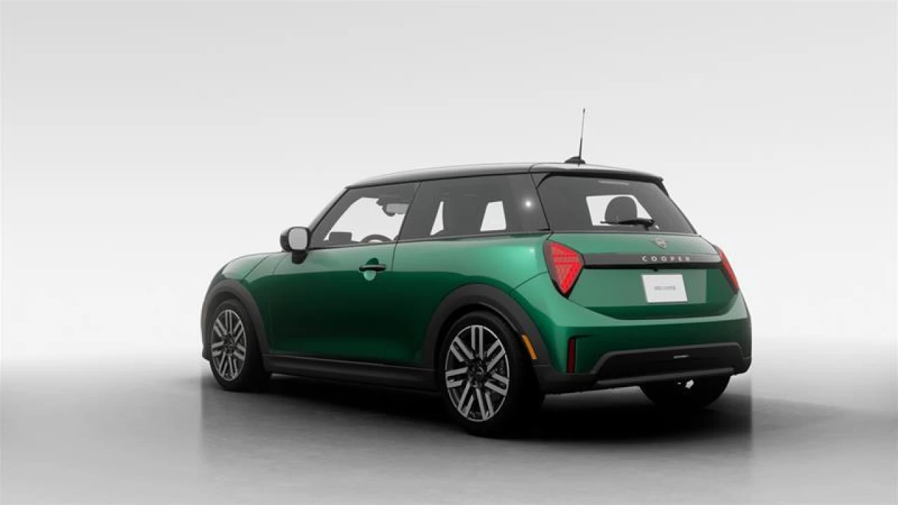 2026 MINI 3 Door
                                                    Cooper C FWD Image principale