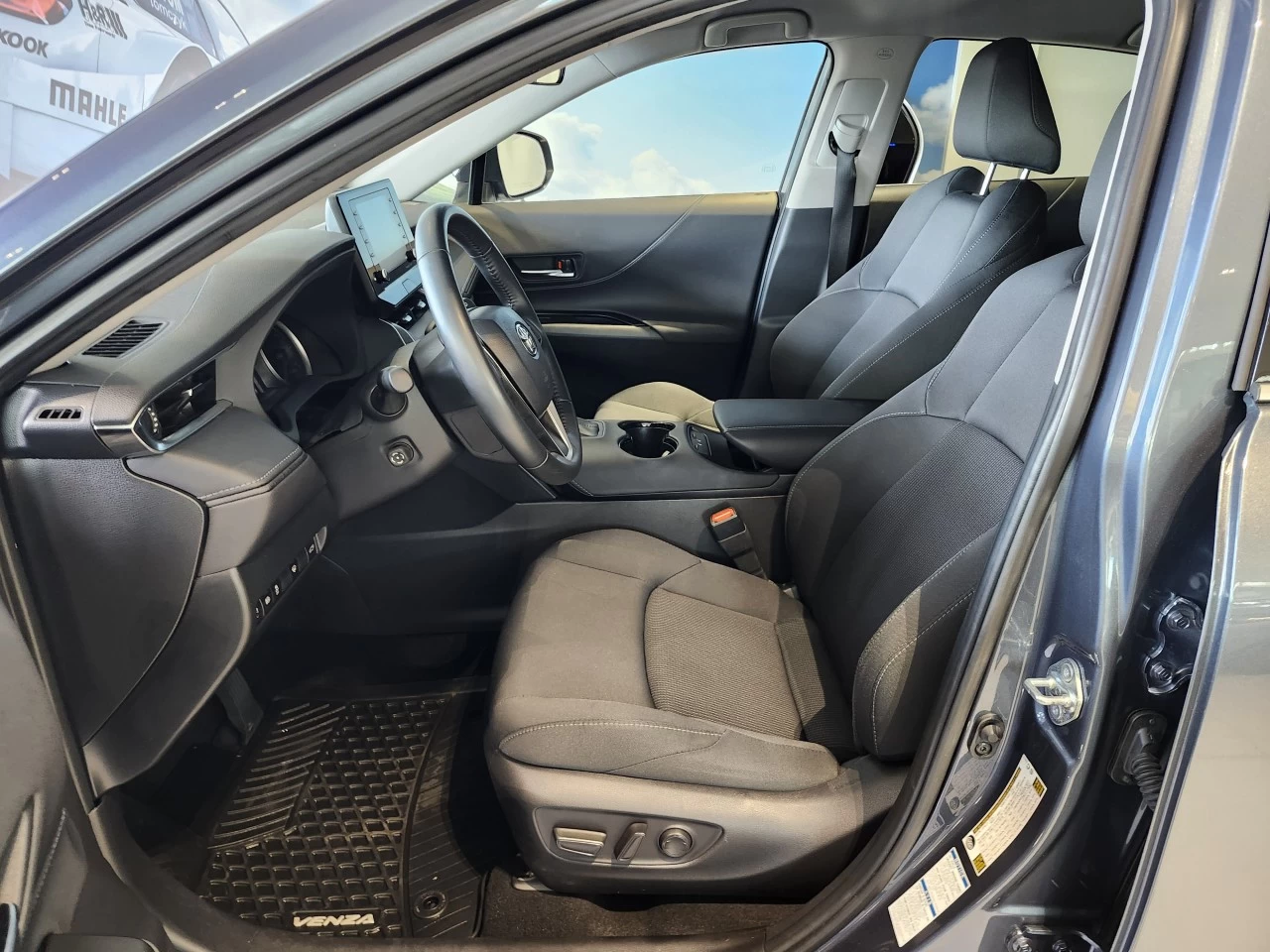 2022 Toyota Venza LE Main Image