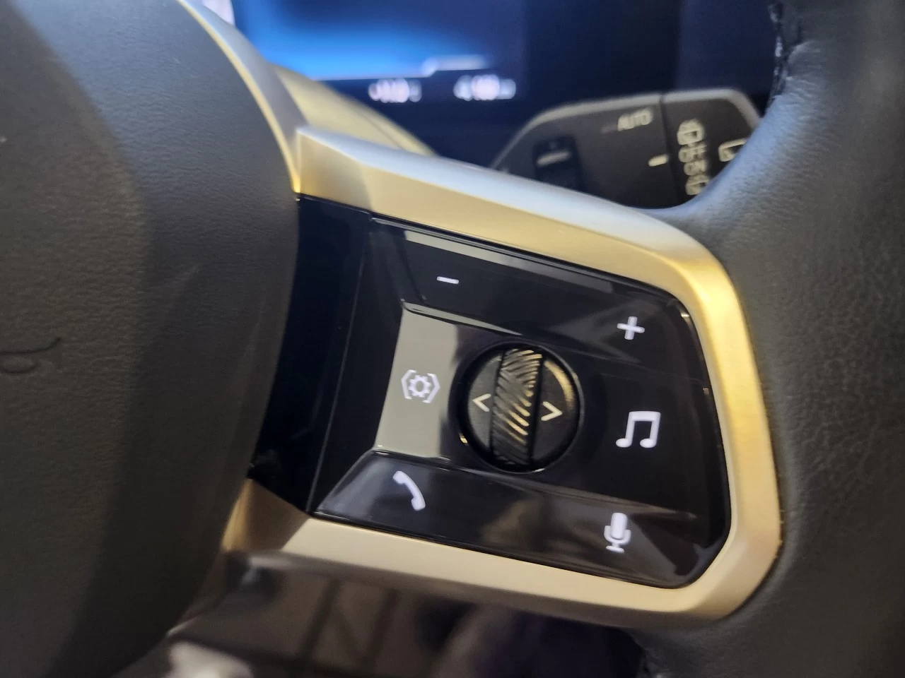 2023 BMW iX xDrive40 Main Image