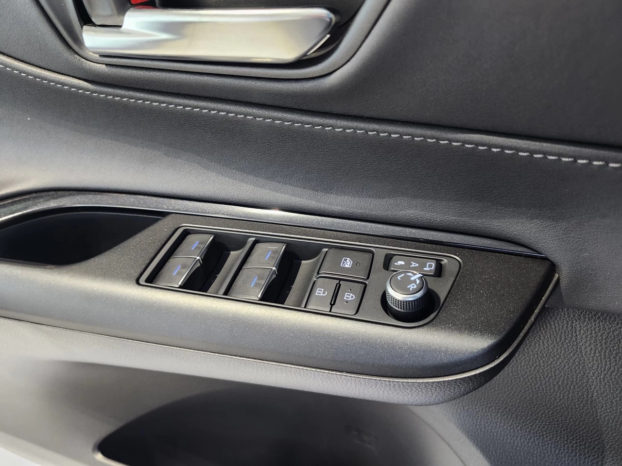 2022 Toyota Venza LE Main Image