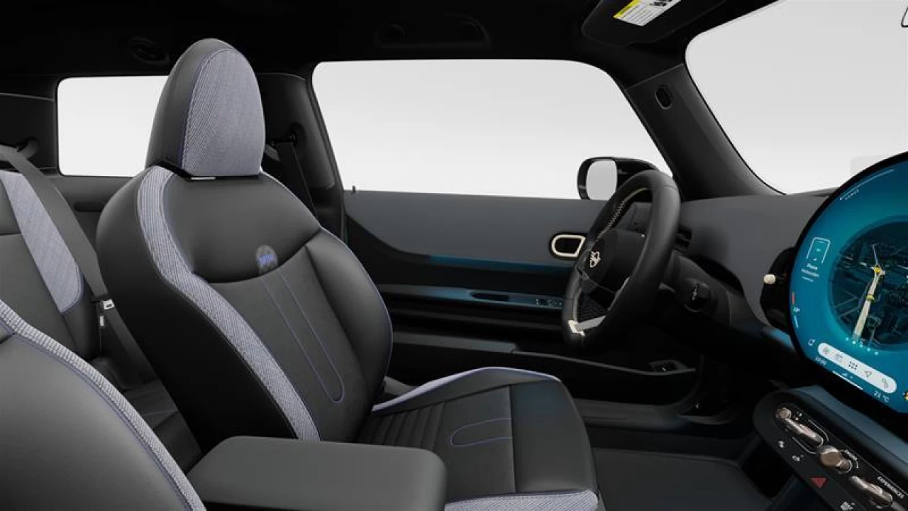 2026 MINI 3 Door
                                                    Cooper C FWD Image principale